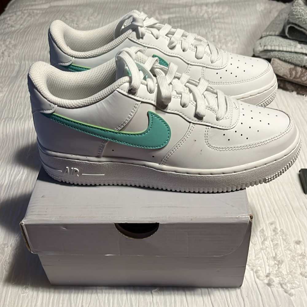 New! Nike Air Force 1 White Emerald Rise - Picture 4 of 8